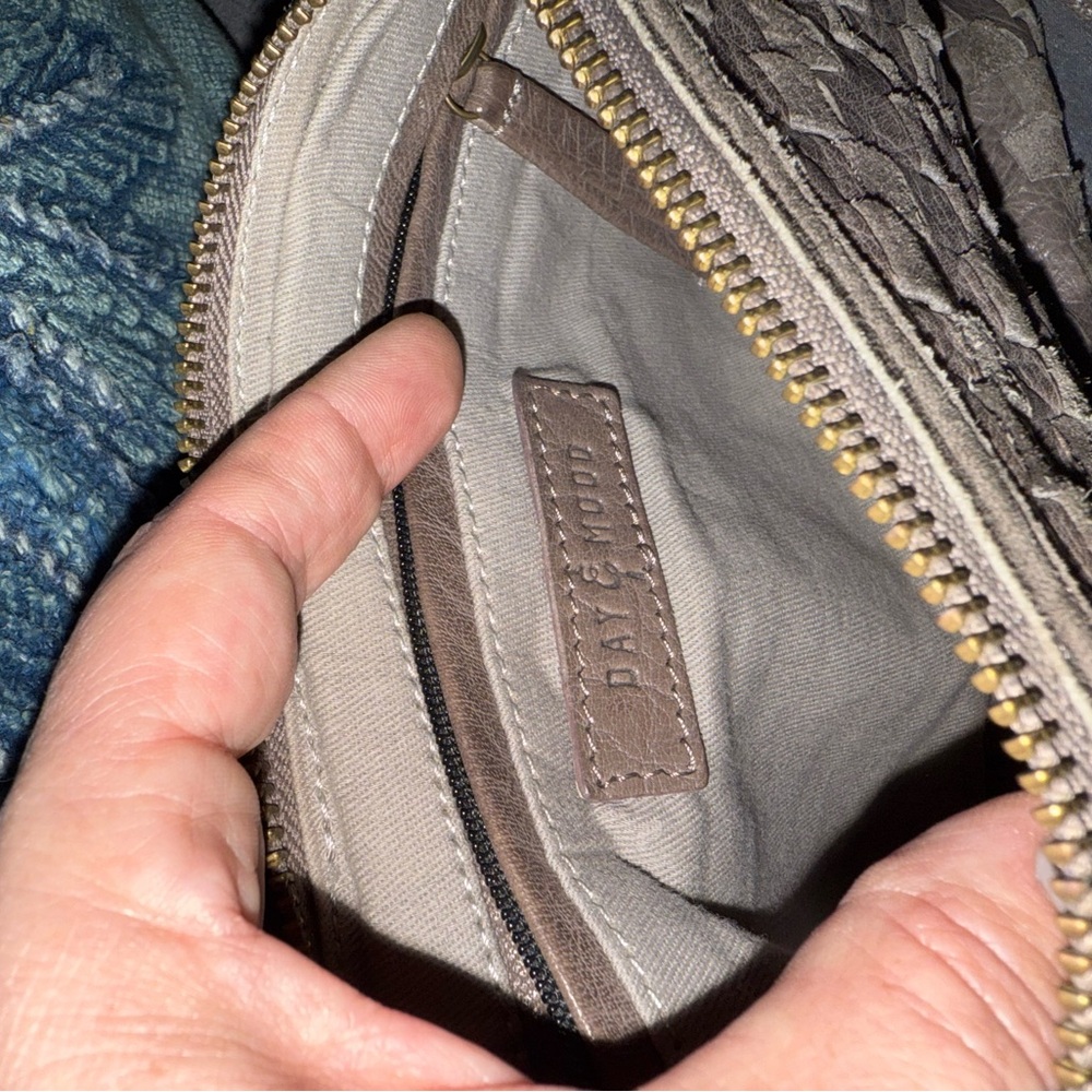 Chic Brown Woven Crossbody Bag - Picture 4 of 4